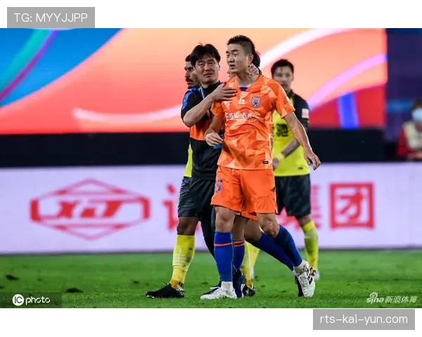 快讯：南特后卫阿皮亚铲球犯规，经VAR复核后直接被红牌罚下